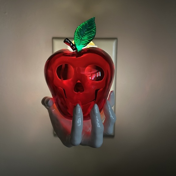 Bath & Body Works EVIL APPLE Nightlight Wallflower SKULL IN APPLE Plug HALLOWEEN - Picture 1 of 6